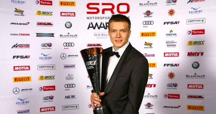 Benjamin Mazatis erhält Trophäe bei der SRO Awards Night in London