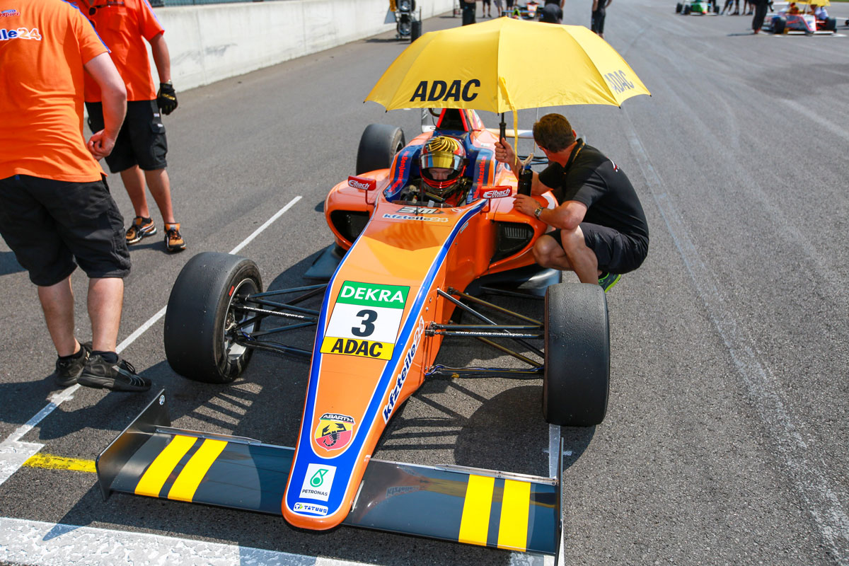 Starker Wochenendauftakt bleibt am Ende unbelohnt - Mazatis trotzt der Hitze auf dem Lausitzring 2 Benjamin Mazatis ADAC Formel 4 Juli 2015