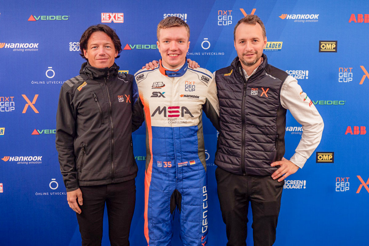 Fokus auf die Zukunft: Mazatis fährt auch 2025 wieder elektrisch! 1 Benjamin Mazatis (Mitte) mit NXT Gen Cup Serienmanger Jens Höing (links) und Seriengründer Fredrik Lestrup (rechts)