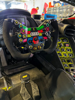 Benjamin Mazatis gegen Valentino Rossi bei den 24H Dubai 22